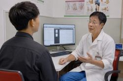 Cảnh b&aacute;o về việc tự nắn khớp vai sau chấn thương