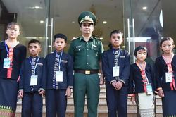 Nữ sinh nghèo ở Nghệ An viết tiếp giấc mơ đại học nhờ 'cha nuôi' Biên phòng