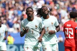 Dembele lập hat-trick lịch sử, Pháp toàn thắng vòng bảng