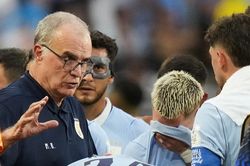 Dàn sao Uruguay công khai 'bật' HLV Bielsa trước trận sinh tử