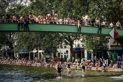 Người dân Paris đổ xô đi tắm sông vì nhà không có điều hòa