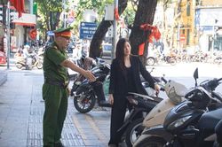 Hà Nội xử phạt đến 6 triệu đồng hành vi lấn chiếm vỉa hè, lòng đường