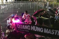Trải bạt từ nửa đêm, thức trắng đu idol ở concert Thanh xuân