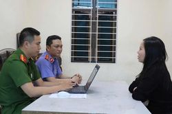 Khởi tố 3 đối tượng ném chất bẩn vào cửa hàng quần áo để 'dằn mặt'