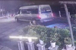 CLIP: T&agrave;i xế &ocirc; t&ocirc; kh&aacute;ch vượt r&agrave;o chắn đường sắt