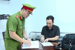 TPHCM: Chủ qu&aacute;n c&agrave; ph&ecirc; giả danh c&ocirc;ng an để lừa đảo nhiều người