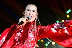 Đ&ocirc;ng H&ugrave;ng, V&otilde; Hạ Tr&acirc;m h&aacute;t live đẳng cấp, 20.000 kh&aacute;n giả kh&ocirc;ng thể ngồi y&ecirc;n
