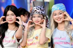 Hàng nghìn fan nữ biến concert Thanh xuân thành sàn diễn thời trang