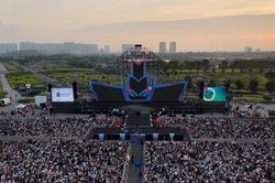 Biển người chờ đ&oacute;n concert Thanh xu&acirc;n
