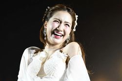 Trầm trồ với màn đu dây mạo hiểm trước 20.000 người của Hòa Minzy ở concert Thanh xuân