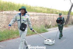 Cận cảnh radar xuy&ecirc;n đất d&ograve; t&igrave;m mộ liệt sĩ trong Kinh th&agrave;nh Huế