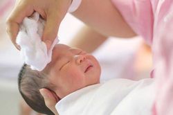 Từ 1/7, phụ nữ sinh con được hỗ trợ tài chính, thủ tục nhận tiền ra sao?