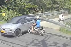 Chở bó ống dài làm thủng kính ô tô, thanh niên nhận phiếu phạt đến 14 triệu