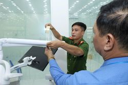 C&ocirc;ng an Cần Thơ xuất hiện ở Nha khoa quốc tế Tuệ Minh, ph&aacute;t hiện sai phạm kh&oacute; tin