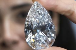 Đế chế kim cương rung chuyển: Những viên đá quý và cái giá bằng sinh mạng