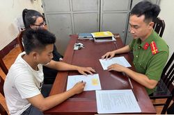 Lái xe SH bằng chân, nam thanh niên ở Ninh Bình bị tịch thu xe