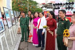 Hải Phòng khai mạc Triển lãm ảnh, tư liệu về gia đình với chủ đề 'Khoảnh khắc sum họp'