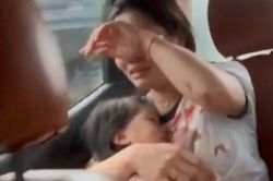 Cảnh s&aacute;t mở đường giải cứu b&eacute; 2 tuổi đứt l&igrave;a ng&oacute;n tay