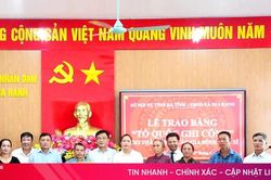 Trao Bằng 'Tổ quốc ghi c&ocirc;ng' cho th&acirc;n nh&acirc;n 16 liệt sĩ