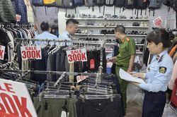 Hà Nội: Tạm giữ 'kho' hàng thời trang nghi giả mạo nhãn hiệu tại phố cổ