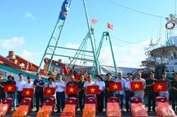 V&ugrave;ng Cảnh s&aacute;t biển 3 đồng h&agrave;nh c&ugrave;ng ngư d&acirc;n, chung tay gỡ 'thẻ v&agrave;ng' IUU