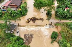 Mưa lớn gây sạt lở, chia cắt giao thông ở Thái Nguyên, nguy cơ lũ lên báo động 2