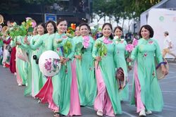 Đêm Hồ Tây rực rỡ với 2.000 tà áo dài họa tiết sen