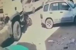 Dừng ngay trước xe đầu kéo, 2 thanh niên bị cuốn vào gầm rồi tự đứng dậy