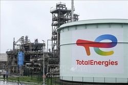 Tòa án Pháp yêu cầu TotalEnergies tính cả khí thải từ khách hàng
