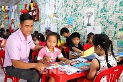 Vĩnh Long: Thầy giáo Nguyễn Khánh hơn 10 năm nâng bước học trò nghèo