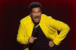 Lionel Richie tiếp tục hoãn 2 đêm diễn sau sự cố sức khỏe