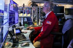 Nasdaq giảm liền 5 phiên, giá dầu thấp nhất từ trước chiến tranh
