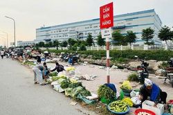 Dẹp 'chợ cóc' ven khu công nghiệp: Cần giải pháp căn cơ