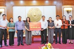 Tỉnh Bắc Ninh tặng 500 triệu đồng ủng hộ Quỹ 'Đền ơn đ&aacute;p nghĩa' tỉnh Tuy&ecirc;n Quang
