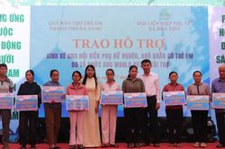 Trao hỗ trợ sinh kế 100 triệu đồng tại Ngày hội phụ nữ Hòa Tiến