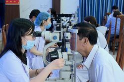 Hơn 500 người tại phường Hòa Khánh được khám, điều trị mắt miễn phí