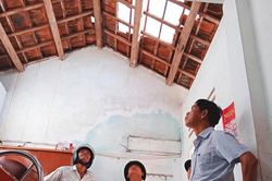Thăm hỏi, động viên các hộ dân ở xã Quế Sơn Trung có nhà bị tốc mái do gió lốc