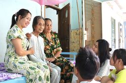 Đừng để người già chìm trong cô đơn