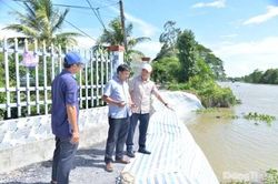 Lãnh đạo Sở Nông nghiệp và Môi trường kiểm tra tình hình sạt lở tại xã Mỹ Thọ