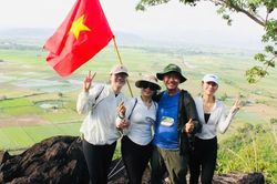 400 vận động vi&ecirc;n h&agrave;o hứng chinh phục đỉnh n&uacute;i Chư Mố