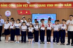 Trao 200 suất học bổng cho trẻ em c&oacute; ho&agrave;n cảnh đặc biệt