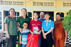 Tặng sổ gạo và quà cho trẻ em mồ côi có hoàn cảnh khó khăn ở phường Đông Hải