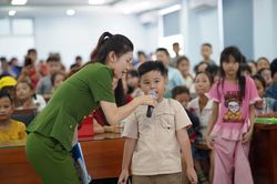 C&ocirc;ng an x&atilde; Vạn Ninh tuy&ecirc;n truyền ph&aacute;p luật kết hợp hoạt động bảo vệ m&ocirc;i trường