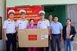Lữ đoàn 954 Hải quân bàn giao nhà cho gia đình chính sách xã Bác Ái Tây