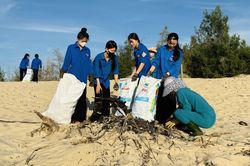 500 đoàn viên, thanh niên ra quân làm sạch môi trường biển