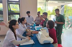 Khám, cấp phát thuốc miễn phí cho người dân đặc khu Cồn Cỏ