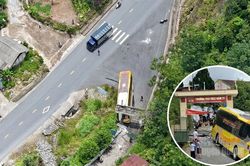 Xe kh&aacute;ch mất phanh, lao v&agrave;o cổng trường học ở Nậm Dịch