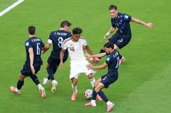 Video b&agrave;n thắng Uruguay vs T&acirc;y Ban Nha: Thua đau v&igrave; sai lầm của thủ m&ocirc;n