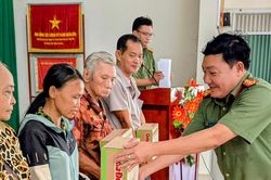 Cục Ngoại tuyến phối hợp Công an An Giang tổ chức chương trình 'Nghĩa tình với Nhân dân'