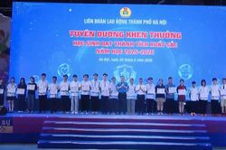 C&ocirc;ng đo&agrave;n đồng h&agrave;nh c&ugrave;ng con c&ocirc;ng nh&acirc;n, vi&ecirc;n chức lao động